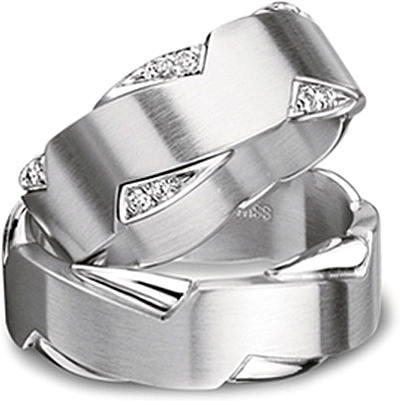 Shown here in 18k white gold with and without diamonds. Each sold separately.
