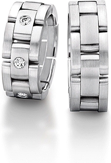 Shown here in 18k white gold with and without diamonds. Each sold separately.